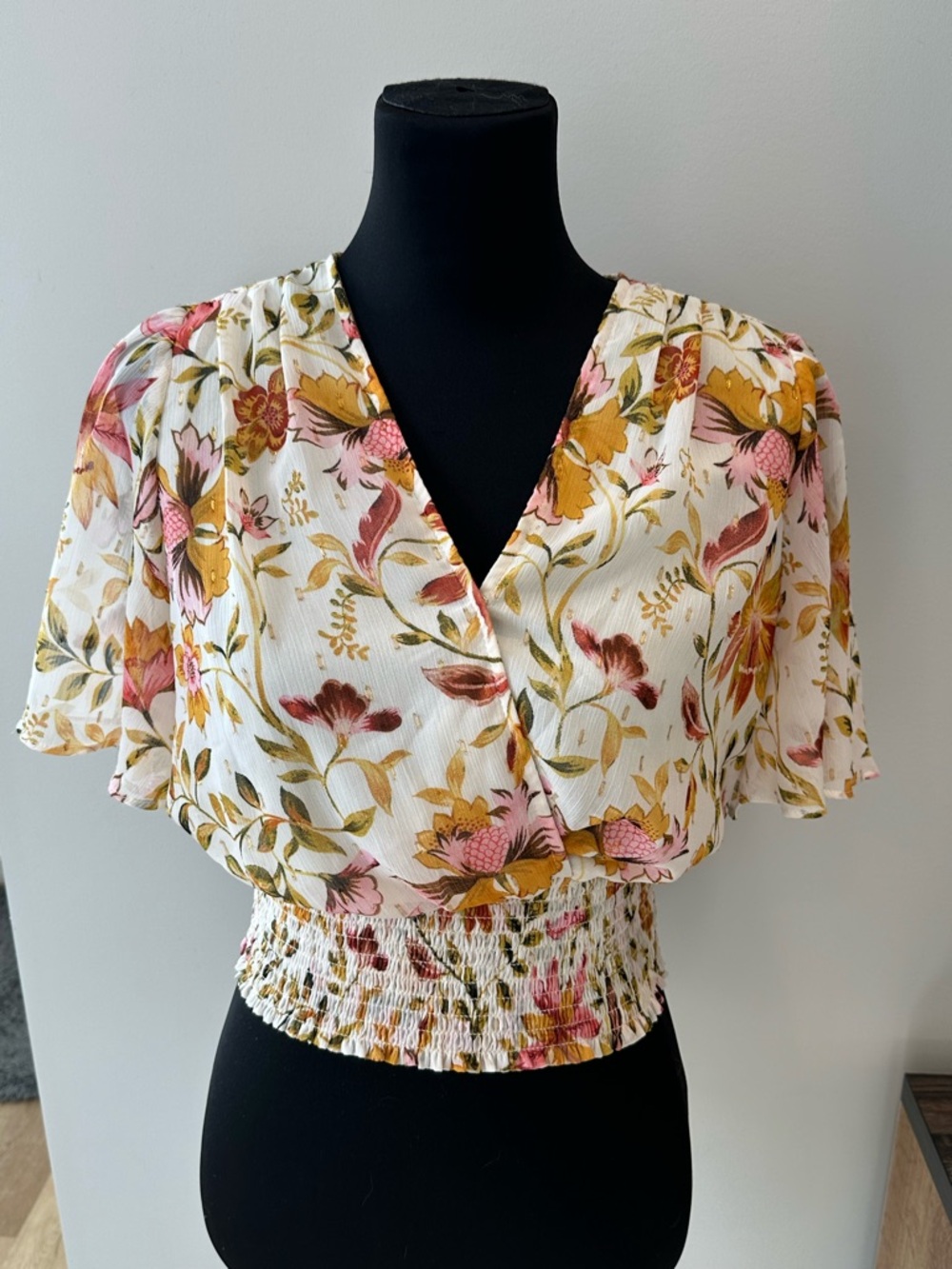 Haver & Blair Floral V-Neck Smocked Waist Women's Cropped Top - White/Pink/Gold